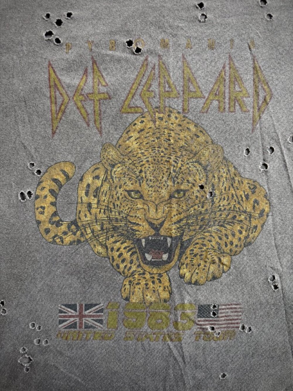 Def Leppard T-Shirt 1983 Pyromania Tour Design Grey Distressed Boyfriend Fit